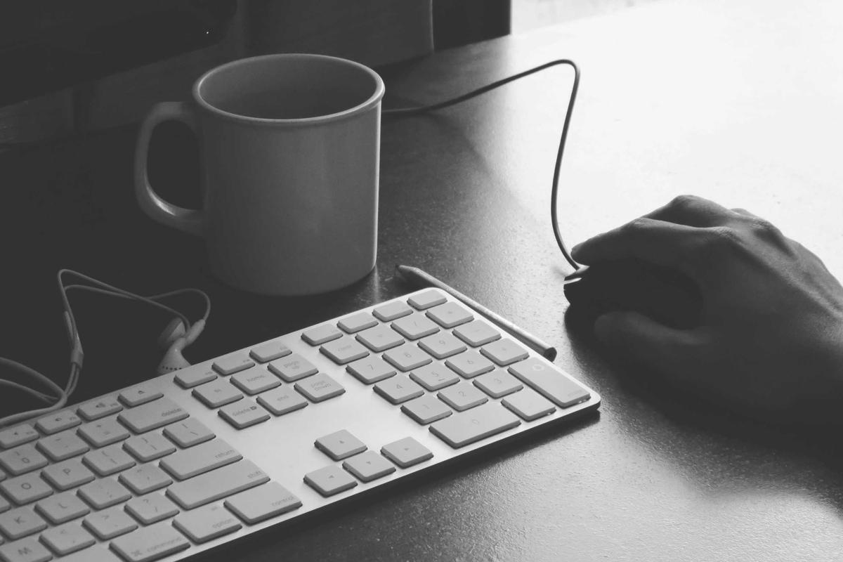 Session de formation de futurs modérateurs autour d'une table